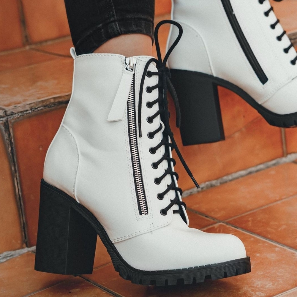 City of the moon WHITE LACE UP CHUNKY HEELED ANKL - Picture 2 of 5